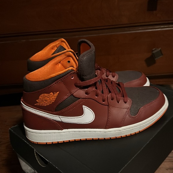 Jordan 1 Mid
Team Red Electric Orange size 10 - Picture 4 of 4